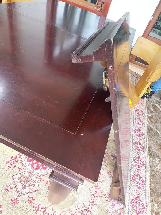 Голяма маса от масивно дърво