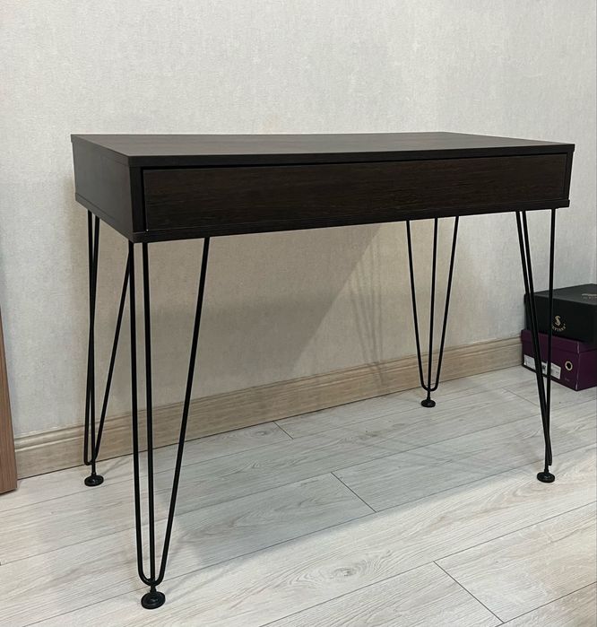 Туалетный / консольный столик