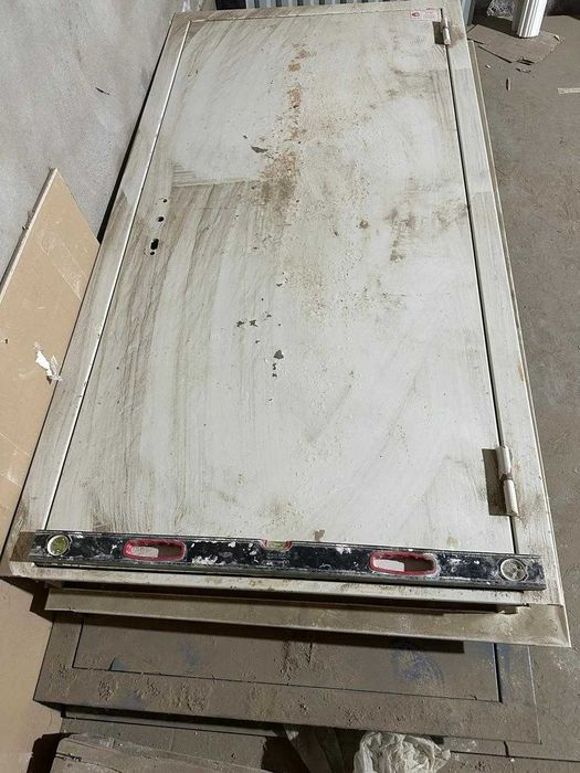 Дверь металлический огнеупорный.