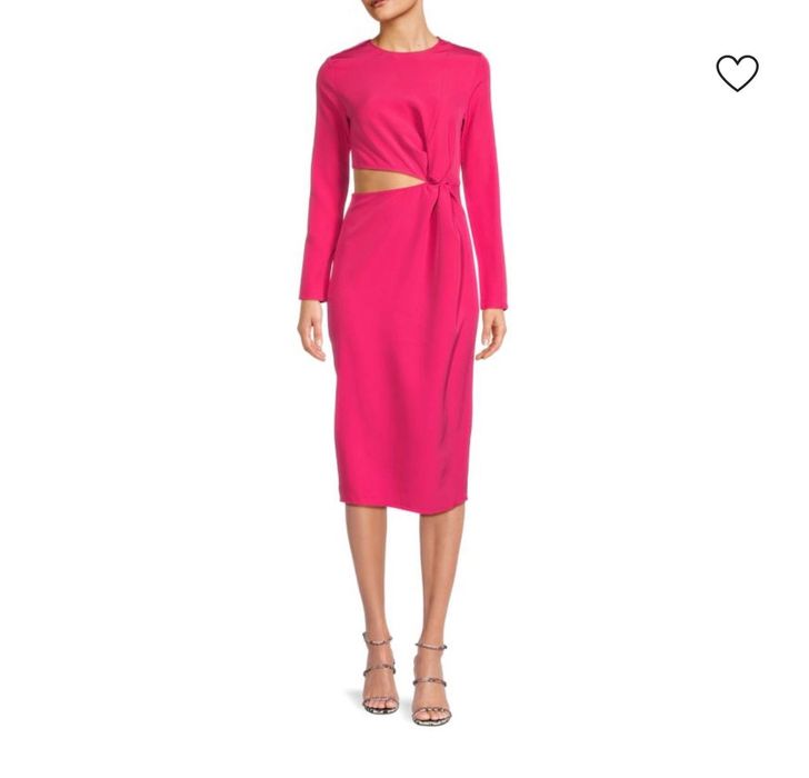 Рокля с дълъг ръкав и изразване налична само в черно