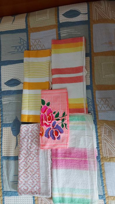 3 бр. комплекта бели чаршафи 90 см – долен с ластик + горен, нови + 13 кърпи