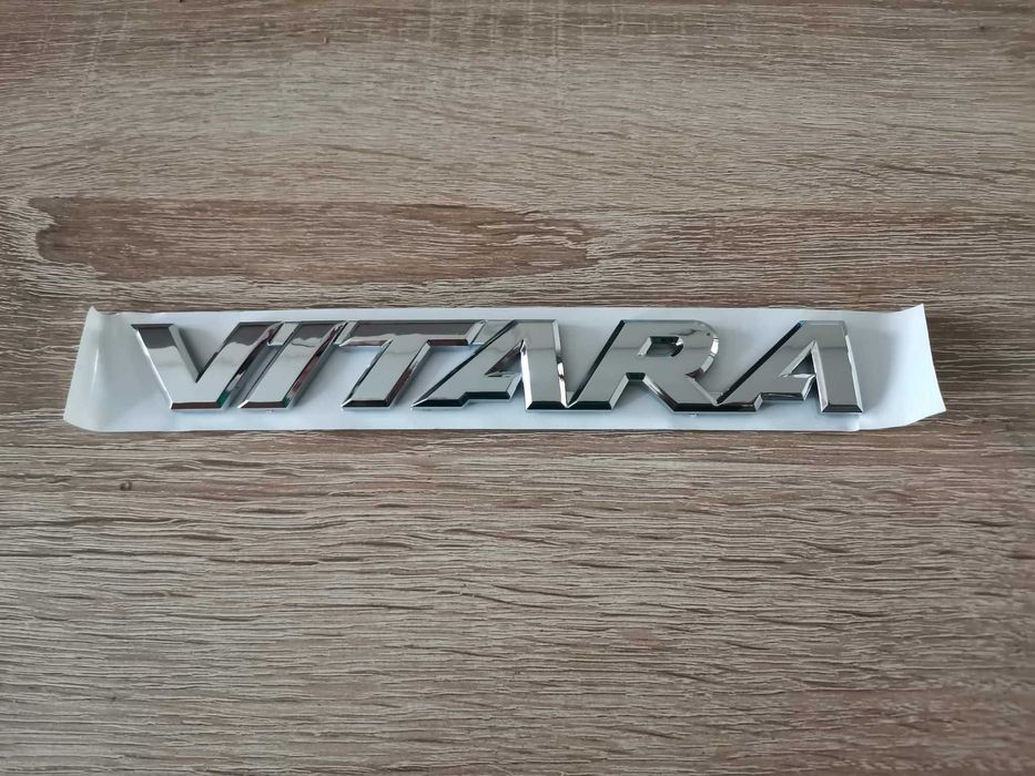 сребрист надпис Suzuki Vitara
