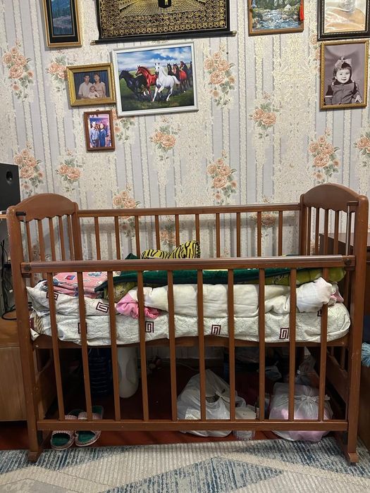 Продаю детскую деревянную кроватку.