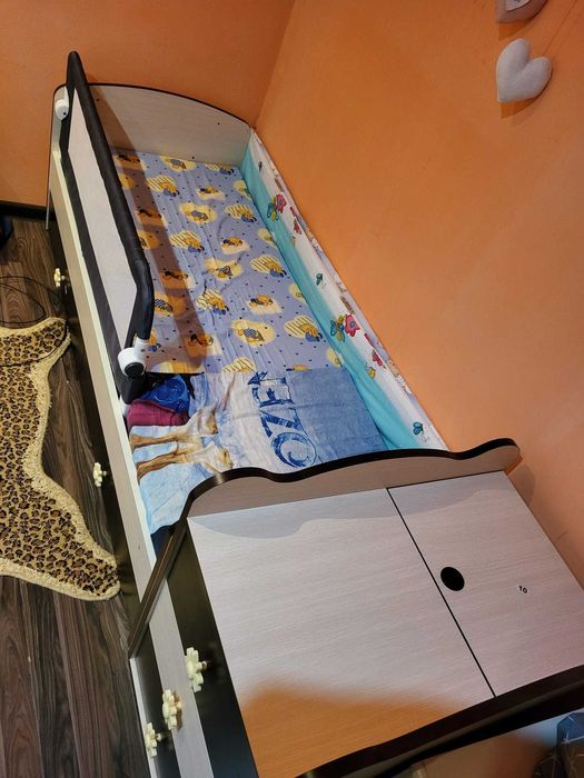 Vand patut pentru bebe sau copii cu sistem de autoleganare, folosit foarte putin, stare foarte buna