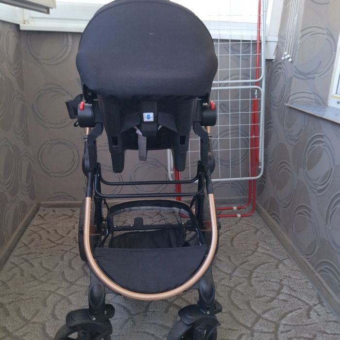 Продавам бебешка количка.