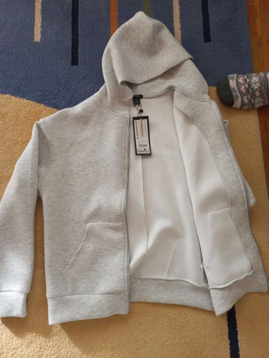 Продавам суичър нов