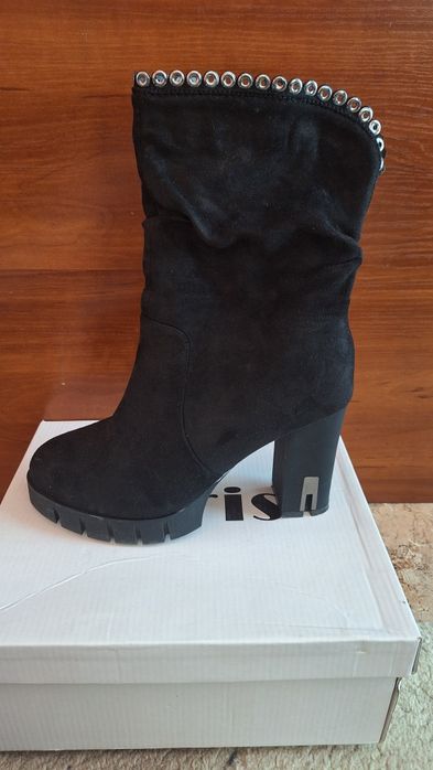 Елегантни дамски велурени боти