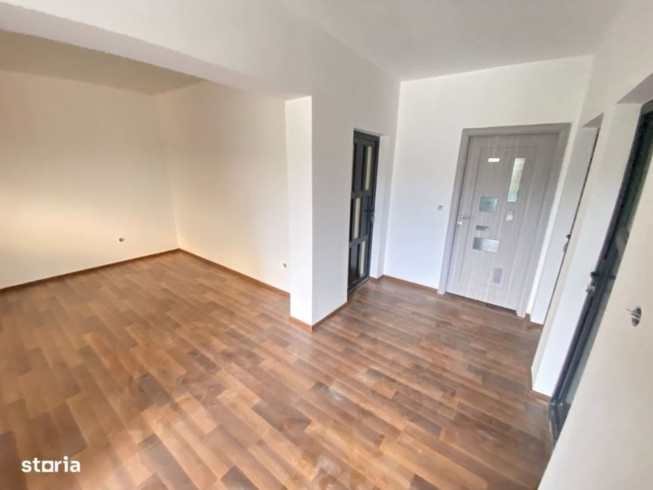 Vand casa pe structura metalica si panou sendwis de locuit