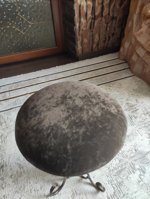 Продам новые кованые  стулья