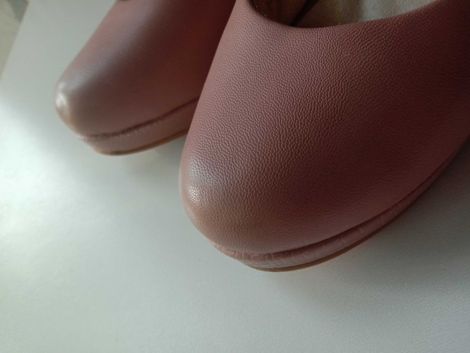 Розовые туфли с толстым каблуком