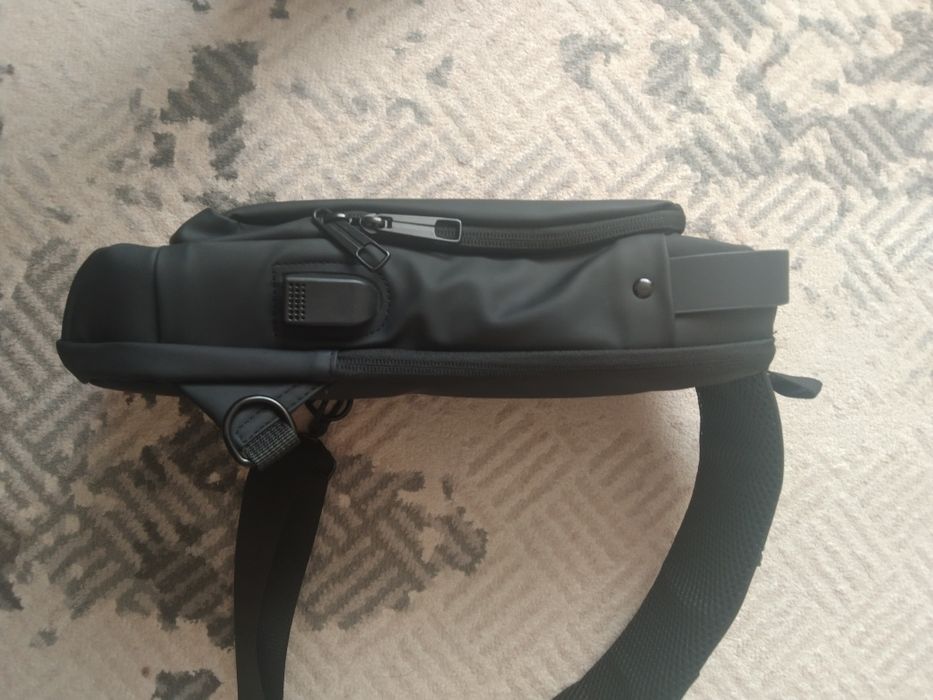 Барсетка черная.