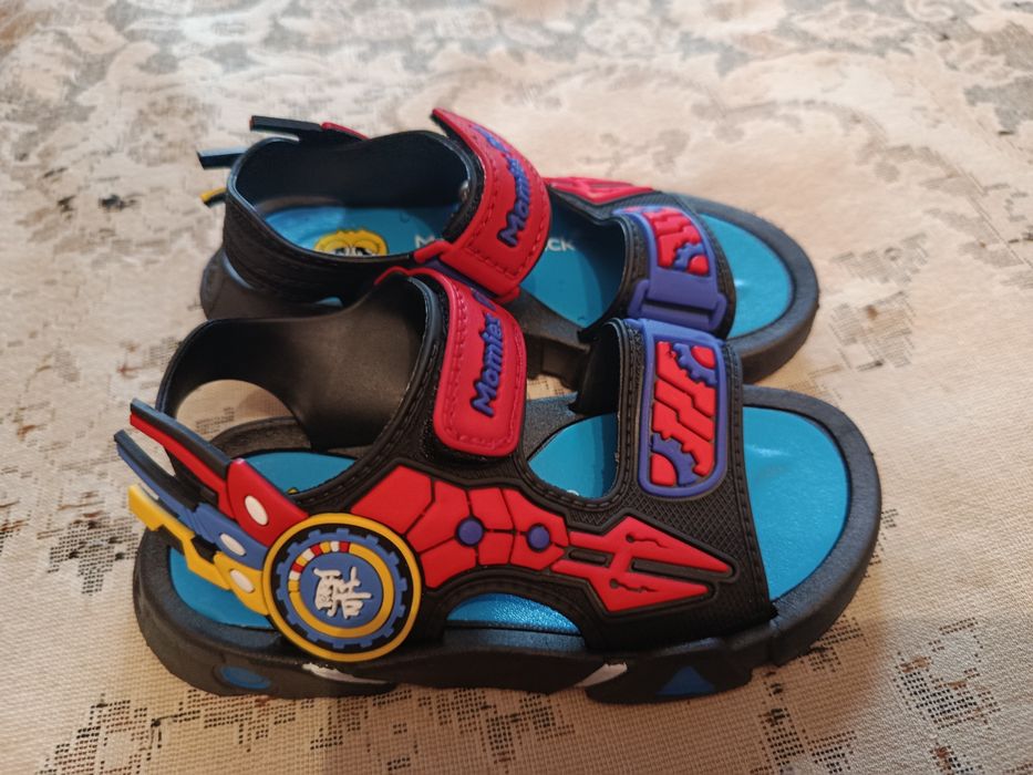 Продам сандалии новые р 26