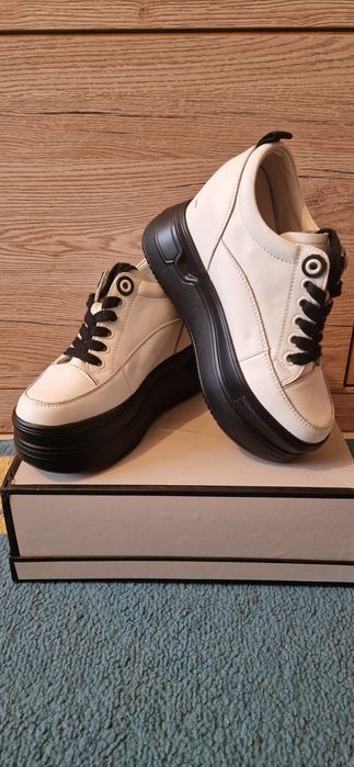 Подростковые кроссовки