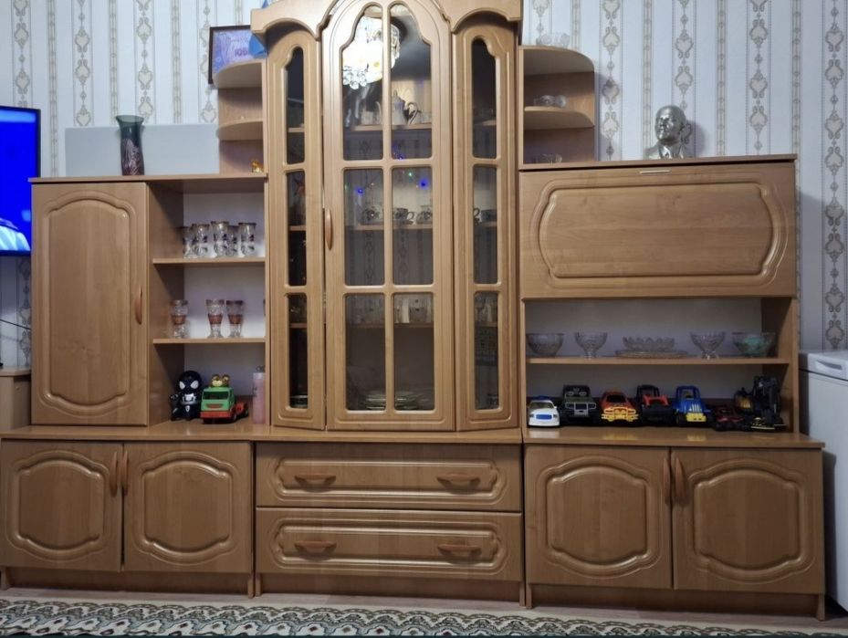 Продам стенку с посудой