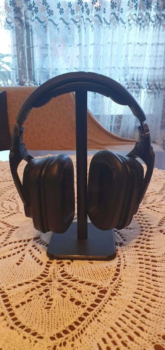 Logitech G935 безжични геймърски слушалки с оригиналната кутия и стойка