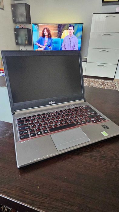 Продавам бизнес клас лаптоп Fujitsu Lifebook 13.3"