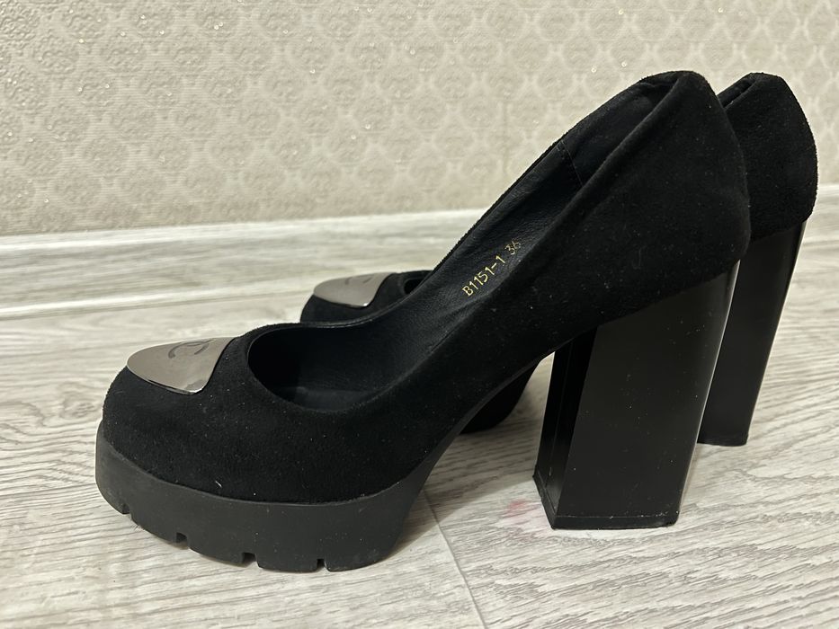 Продаю замшевые туфли