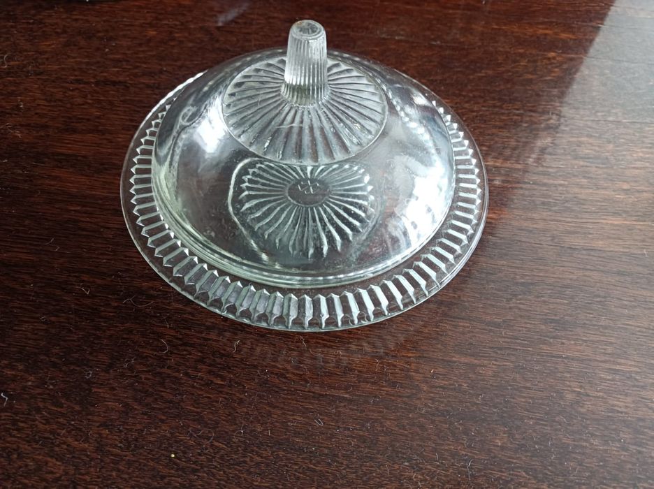 Продам маслёнку с крышкой