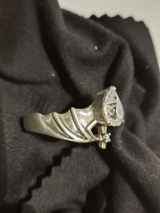 Inel argint aripi de liliac și piatră inima