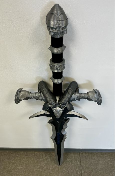 3D принтиран Frostmourne в реален размер