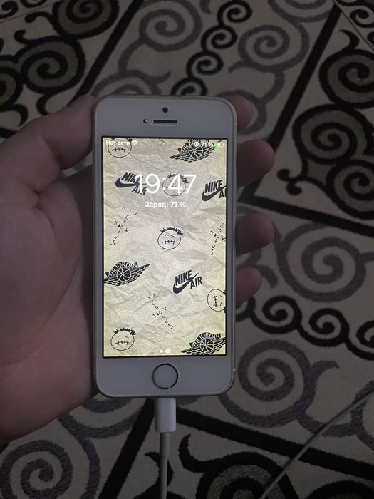 iphone se продается