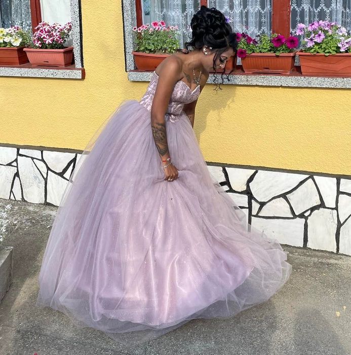 Продавам бална рокля