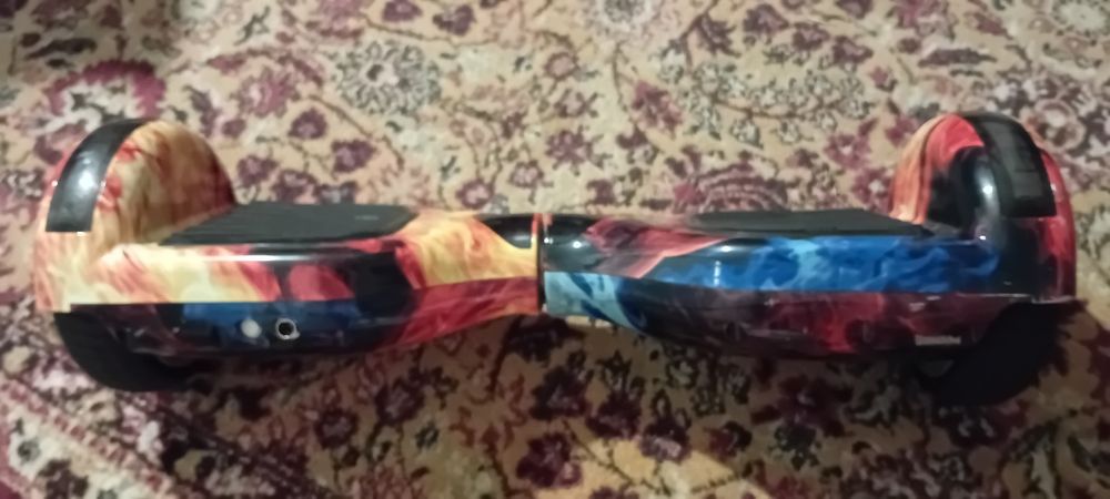 Hoverboard, puțin zgâriat dar în conditii bune.