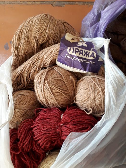 Продается пряжа полушерсть.