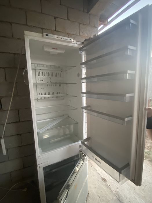 Продается на запчасти встраиваемый холодильник Bosch