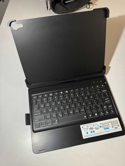 Carcasa Hard cu Tastatura iluminata Apple iPad Pro 11 inch