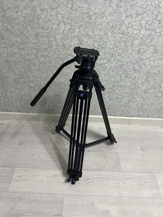 Штатив срочно продаю,в отличном состояний.Пользовались не долго.