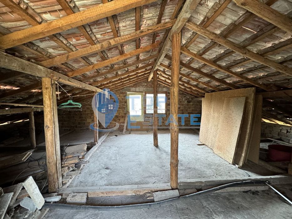 Масивна тухлена къща с прекрасна панорамна гледка в с. Габровци, обла