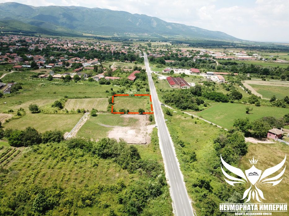 Продавам парцел УПИ 2350кв.м. на първа линия в с.Тополово