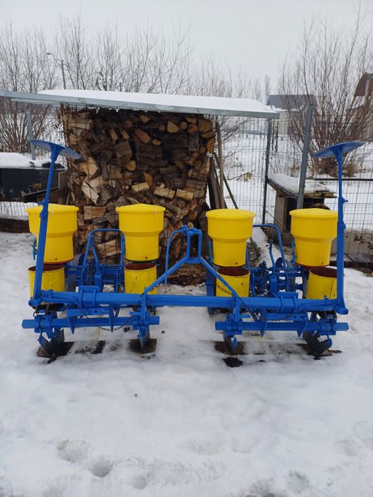 Semanatoare de porumb pe 4 randuri cu fertilizare