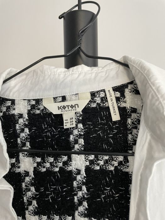 Широка бяла риза с детайл на джоба и гърба