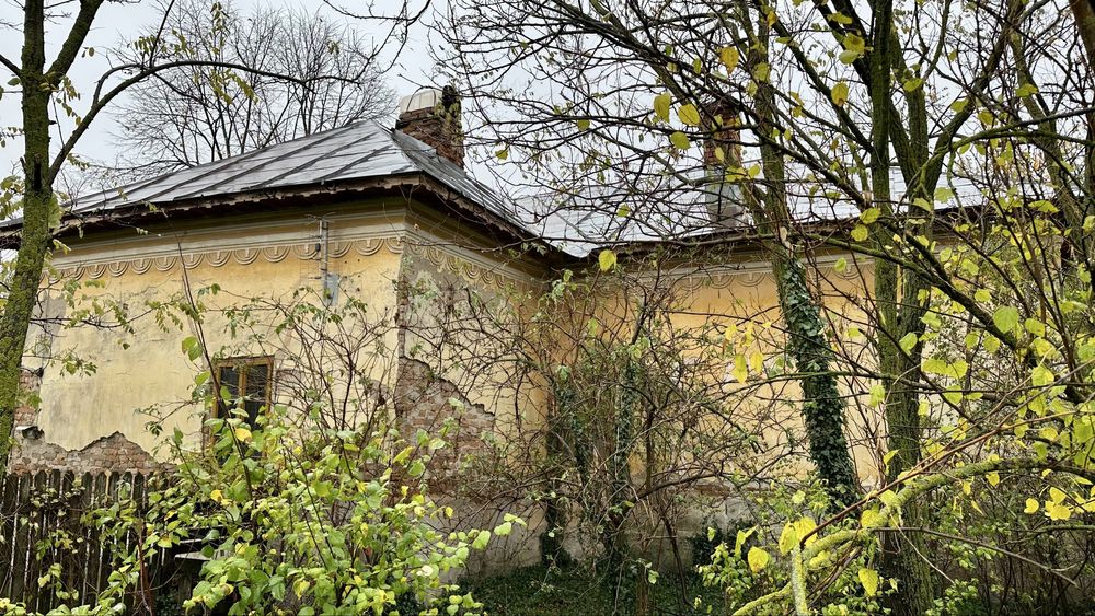 Casa boierească cu 3 camere, teren 1500mp + gradina 500mp