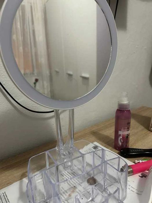 Практичен Органайзер за гримове + LED огледало за гримиране