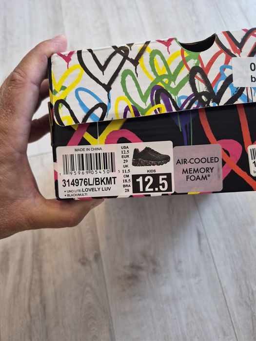 adidași negri pentru copii sunt Skechers Uno Lite - Lovely Luv,