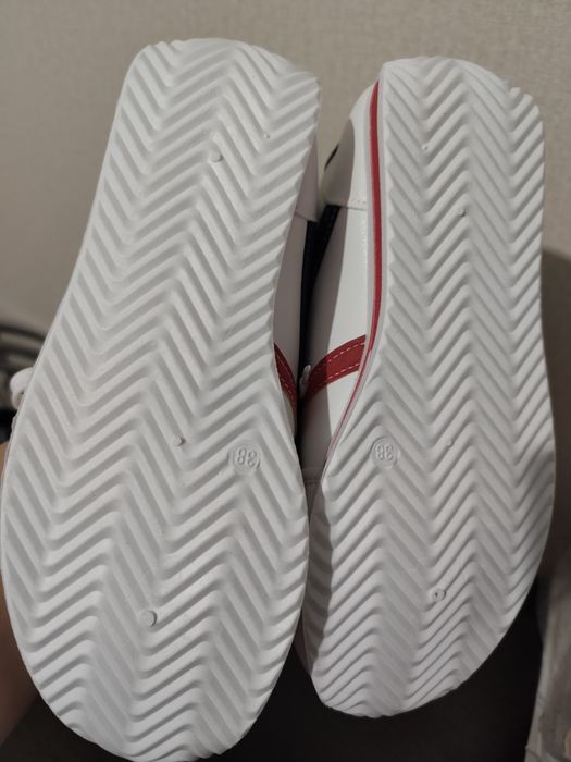 Кроссовки женские