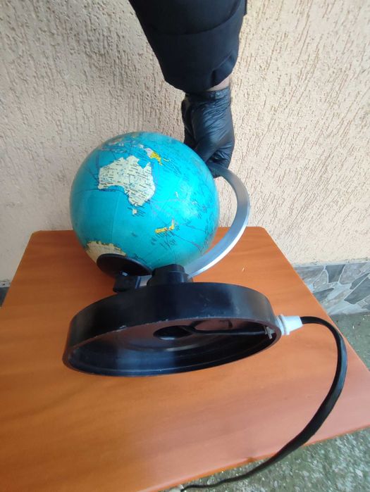 Glob geopolitic luminos anii 90