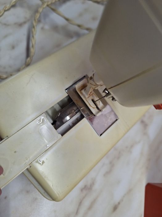 Стара детска мини шевна машина