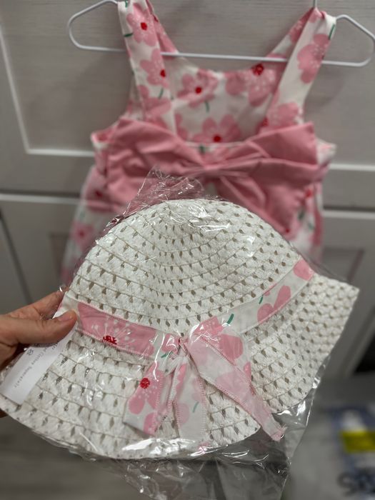 Set nou fetita cu pălărie și body din Reiat, mărimea 9-12l, 80