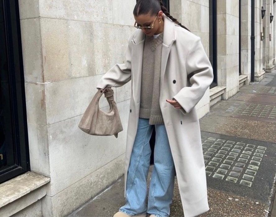 Молочный пальто,гарантия есть.