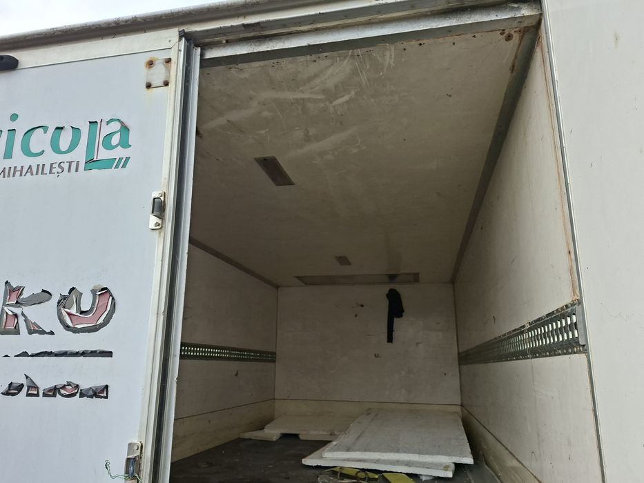 Vând cub izoterm 4,70 m x 2,30 m – provenit de pe Mercedes Sprinter 41