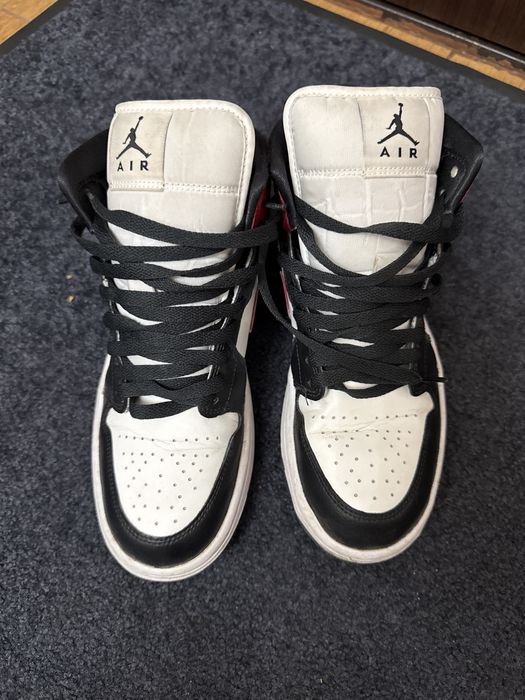 Jordan 1 mid-high albi negrii si rosii