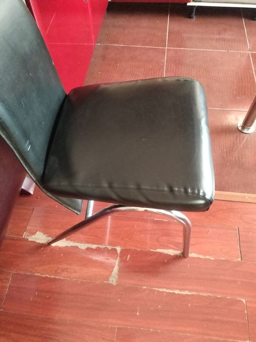 Продаю стол стеклянный  со стульями четыре