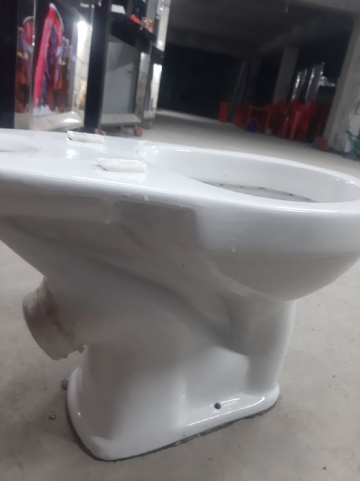 Yangi unitaz suv bachoksiz