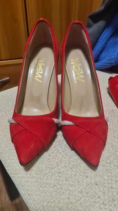 Червени дамски токчета