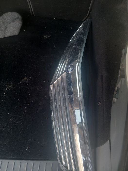 Grilă față mercedes c clas 220 plus stemă mercedes