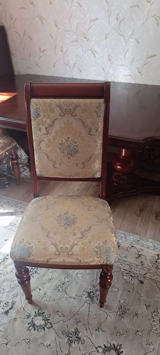 Гостевой стол и 6 стульев